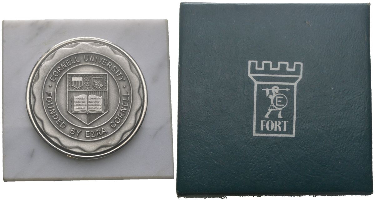 США медаль Корнеллский университет медаль (34 мм) вставлена (впаяна) в мраморную упаковку (50x20 мм), общий вес 178 гр мрамор 2-5-2-55