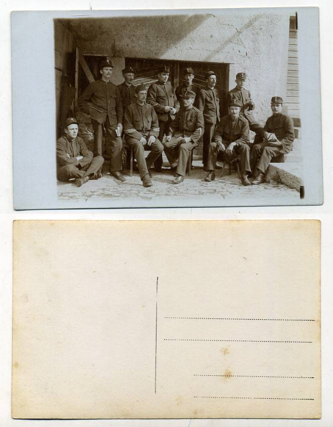 ШВЕЙЦАРИЯ ОТКРЫТКА ND I-АЯ МИРОВАЯ ВОЙНА, ГРУППОВОЕ ФОТО СОЛДАТ ОКОЛО КАЗАРМЫ бумага 153-25-21