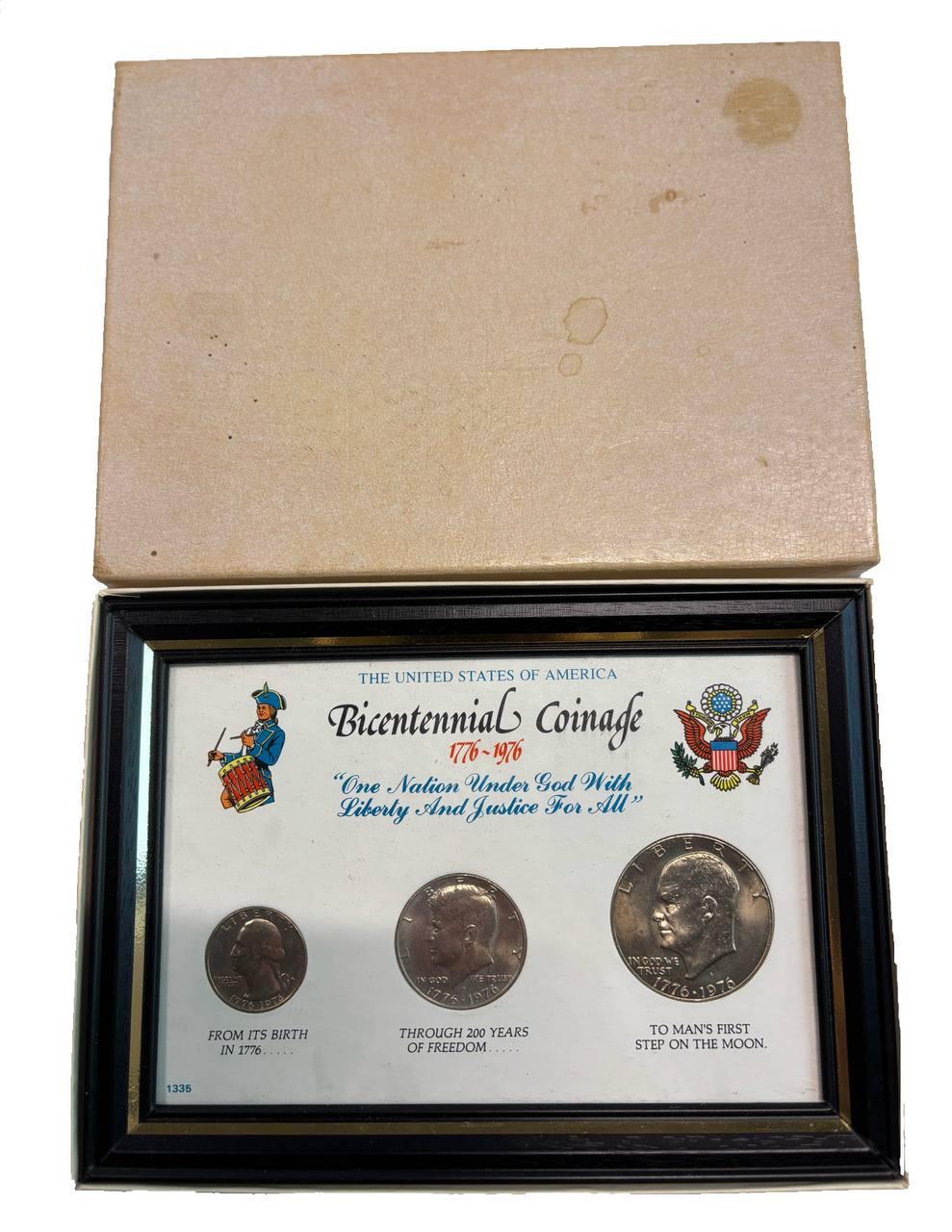 США набор из 3 монет (1/4 (квотер), 1/2 и 1 доллар) 1976 200 лет независимости США, в красочной упаковке KM 204, 205 и 206 медно-никель UNC 8-2-05-07