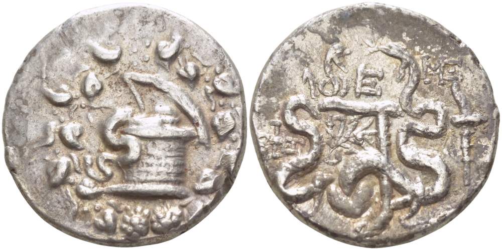 Иония, Эфес тетрадрахма (кистофорная) 90-80 гг. до н.э. священная циста со змеей, вокруг венок из плюща / две змеи обвивающие горит, справа факел, монограммы, вес 12,59 г SNG Copenhagen 320 var. серебро 00-821-47