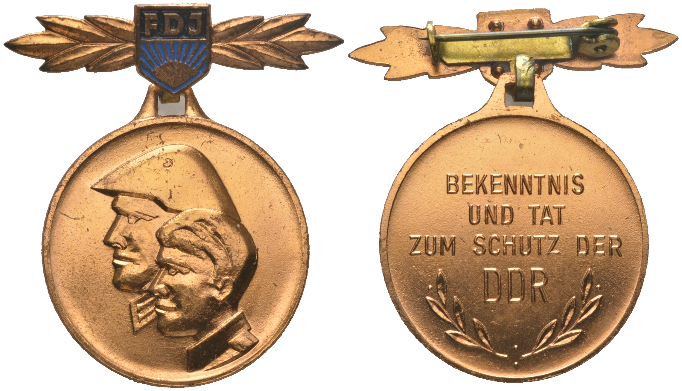 ГДР вера и действия по защите ГДР  в оригинальном футляре  бронза 3-4-4-12