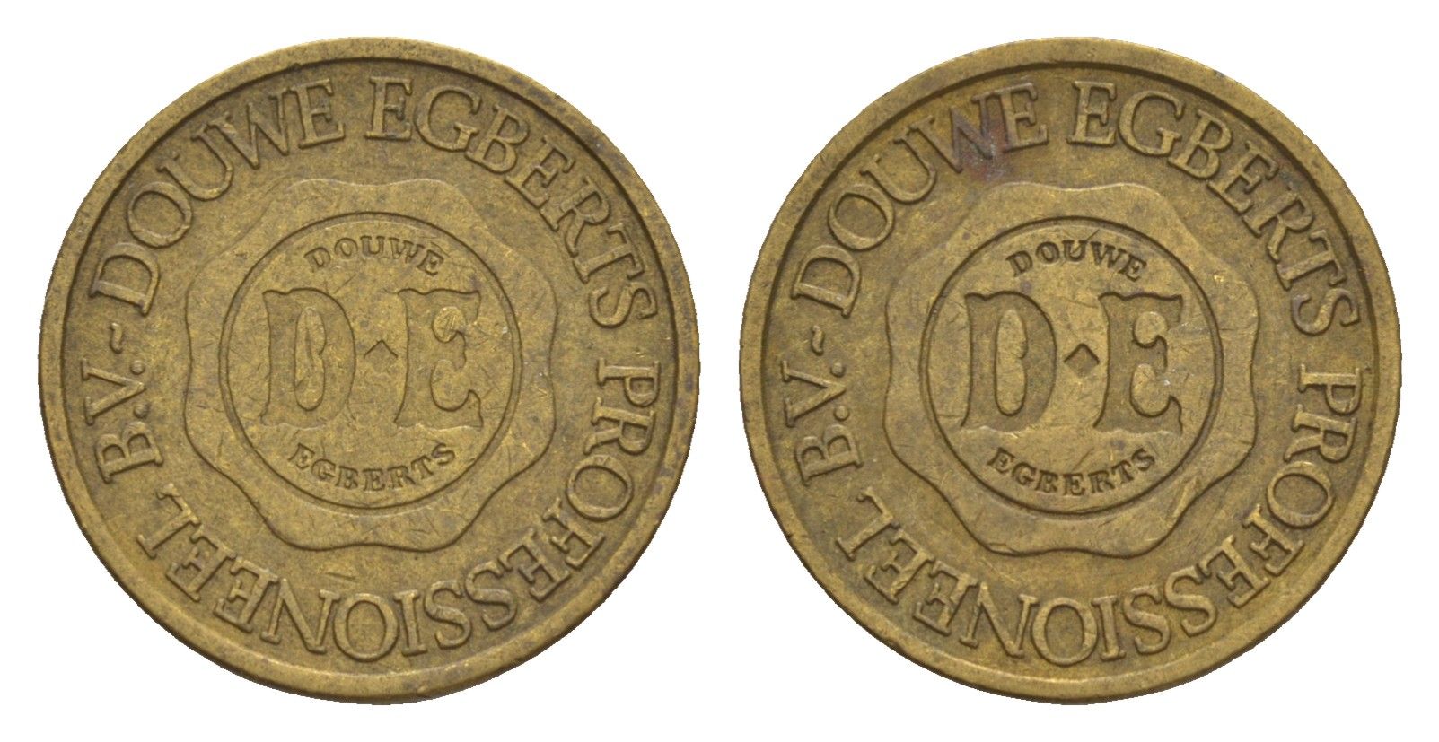 Нидерланды, B.de Koning Leiden жетон для торгового автомата - Douwe Egberts диаметр 19,5 мм, вес 3,4 гр латунь 4655-725