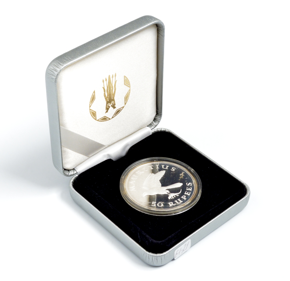 Маврикий 50 рупий 1975 серия защита окружающей среды, мавританская пустельга (сокол), тираж 9513 экз., в коробке KM 41а серебро PROOF 5-4-5-25