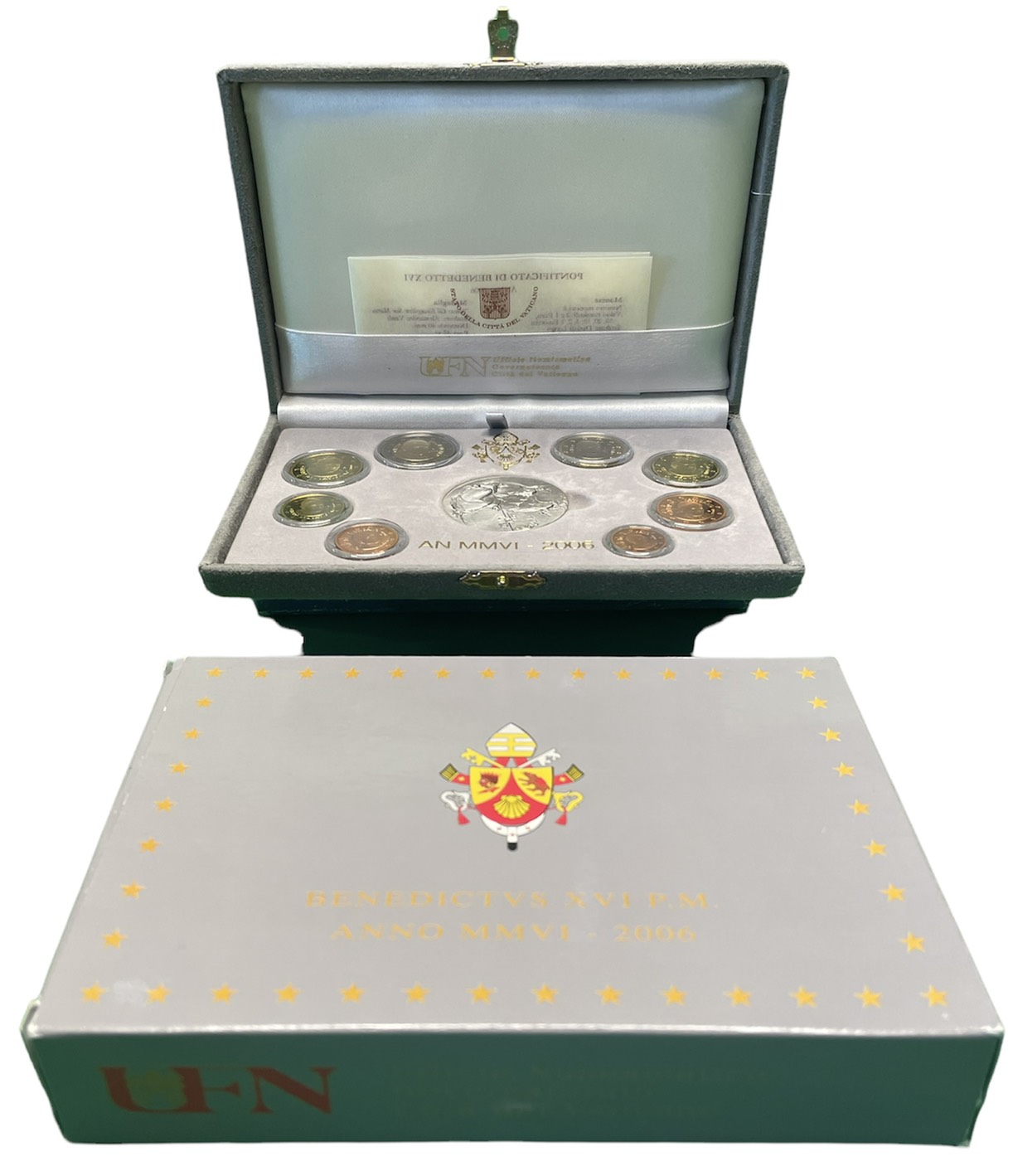 Ватикан евронабор из 8 монет + серебряная медаль 2006 Бенедикт XVI, в оригинальной коробке, с сертификатом KM PS 19 биметалл PROOF 5-4-6-06