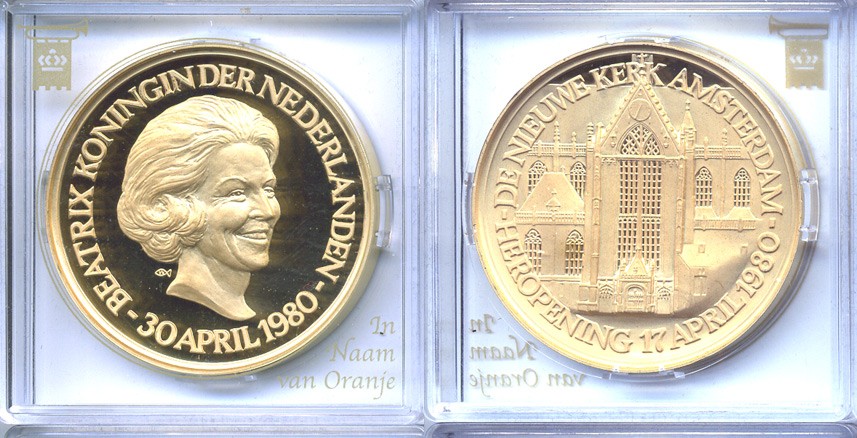 НИДЕРЛАНДЫ МЕДАЛЬ ND ВОЗВЕДЕНИЕ НА ПРЕСТОЛ КОРОЛЕВЫ БЕАТРИКС В НОВОЙ ЦЕРКВИ АМСТЕРДАМА бронза, позолота PROOF 5-3-1-83