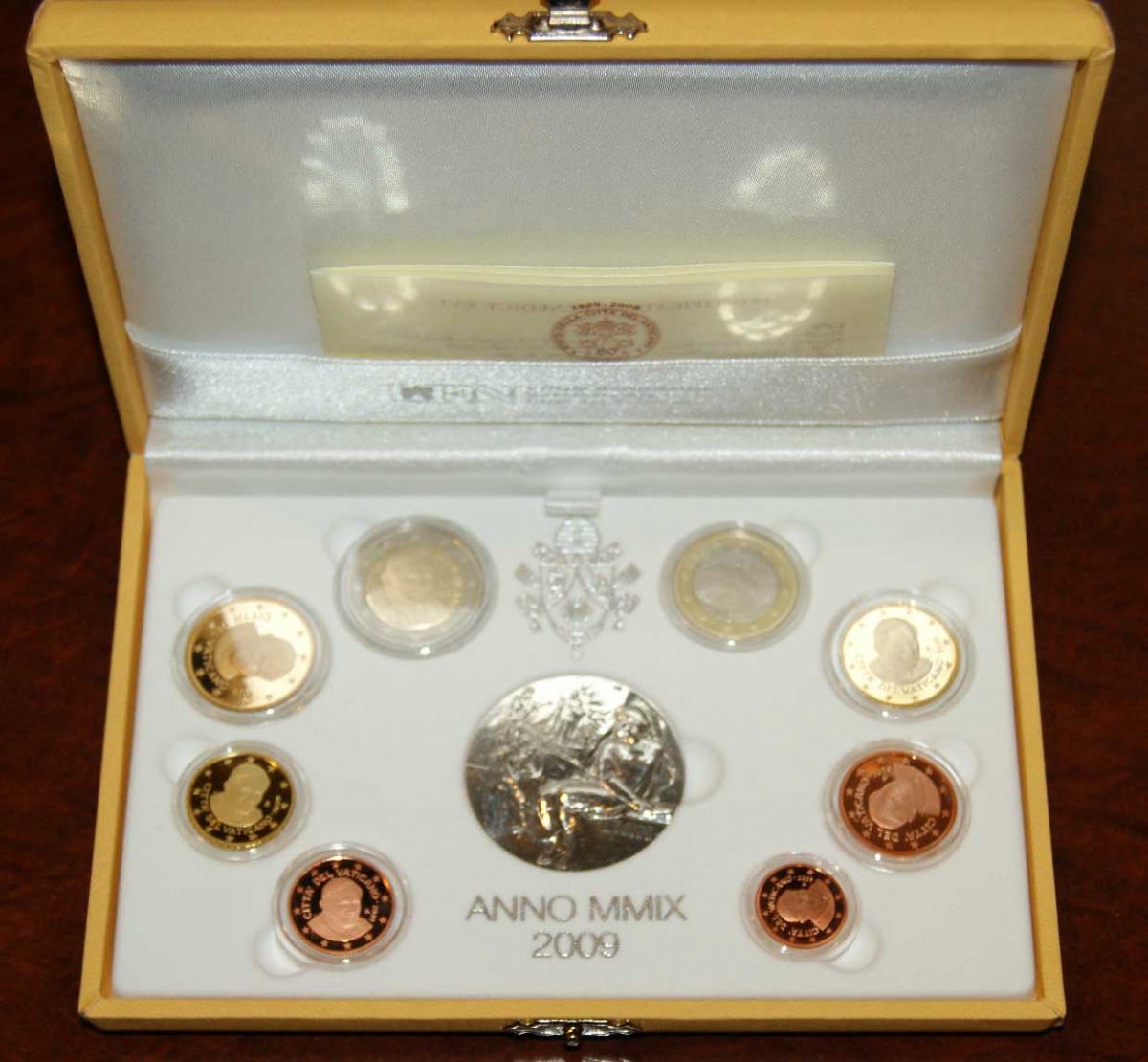 Ватикан евронабор из 8 монет + серебряная медаль 2007 Бенедикт XVI, в оригинальной коробке, с сертификатом KM PS 22 биметалл PROOF 7-1-1-15