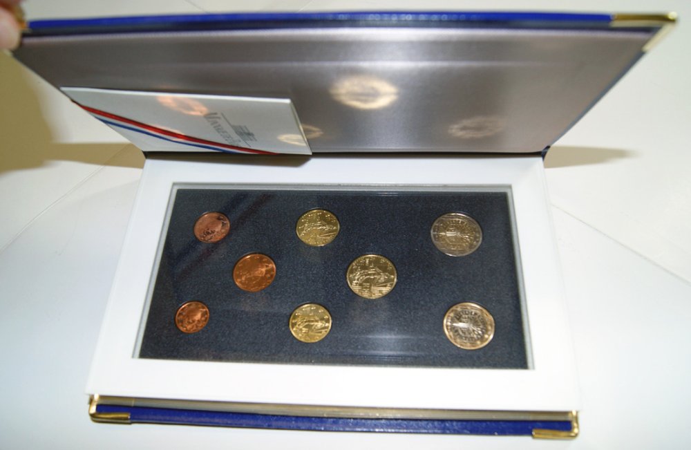 Франция евронабор из 8 монет 2003 в оригинальной упаковке монетного двора PROOF 5-4-6-16