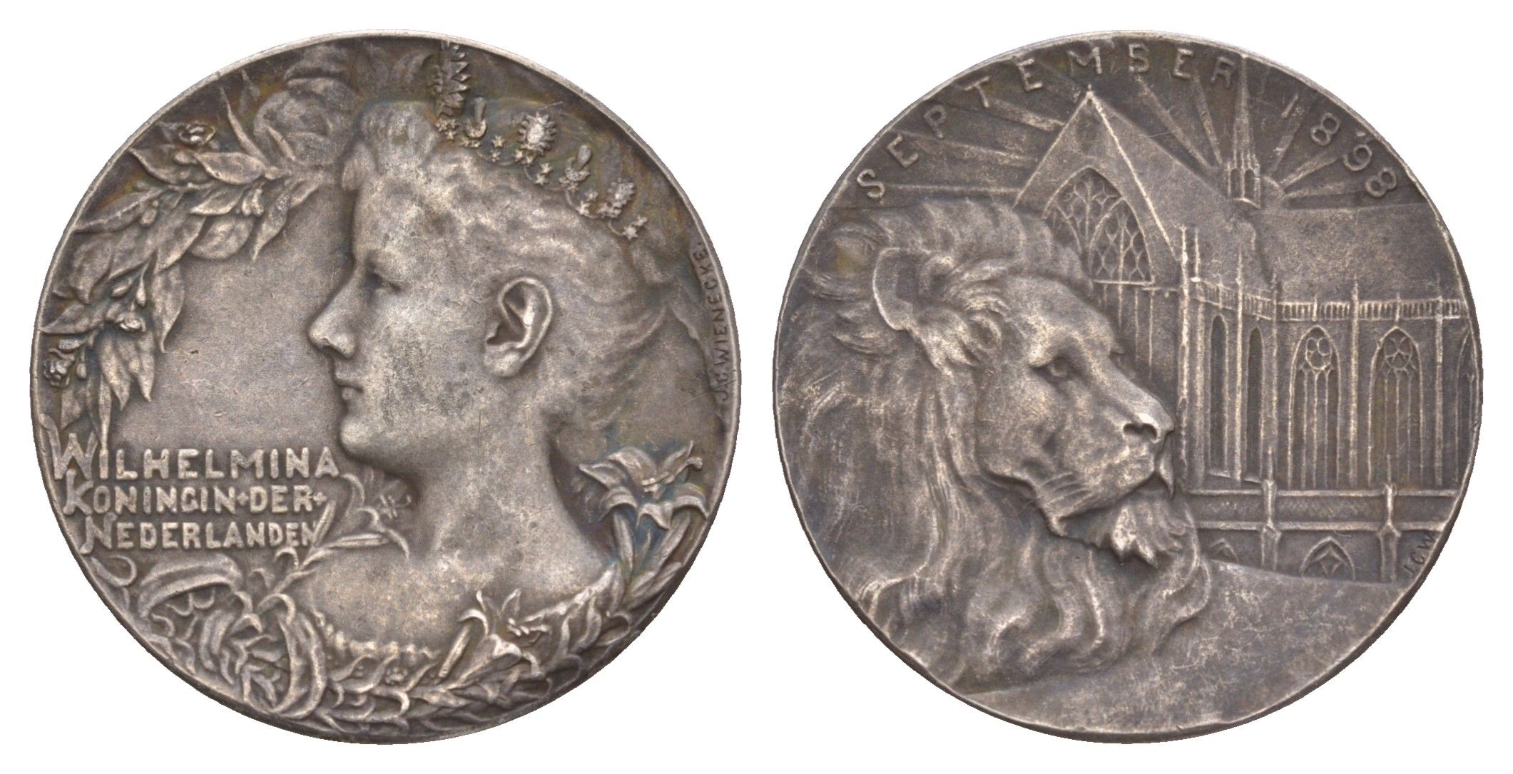 Нидерланды медаль в память о восшествии на престол королевы Вильгельмины, 6 сентября 1898 1898 Голландский лев перед Новой церковью, медальер И. К. Винеке, диаметр 27 мм, вес 8,65 гр серебро 5010-1531