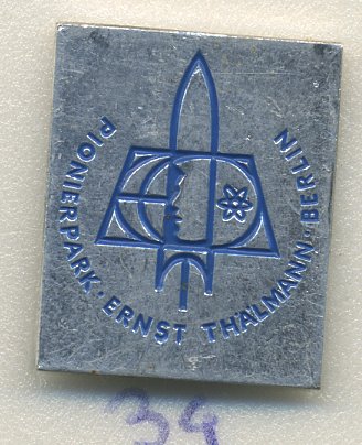 СССР ЗНАЧОК 1975 ПИОНЕРЛАГЕРЬ ИМЕНИ ЭРНСТА ТЕЛЬМАНА, БЕРЛИН (PIONIERPARK ERNST THALMANN BERLIN), РАКЕТА, АТОМ 7503-2-34