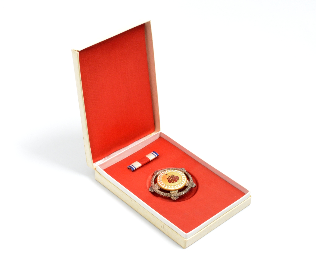 Югославия орден братства и единства с серебряным венком ок. 1975 в коробке с удостоверением и планкой, трехзначный номер, вертикальная булавка  серебро    1-4-6-17