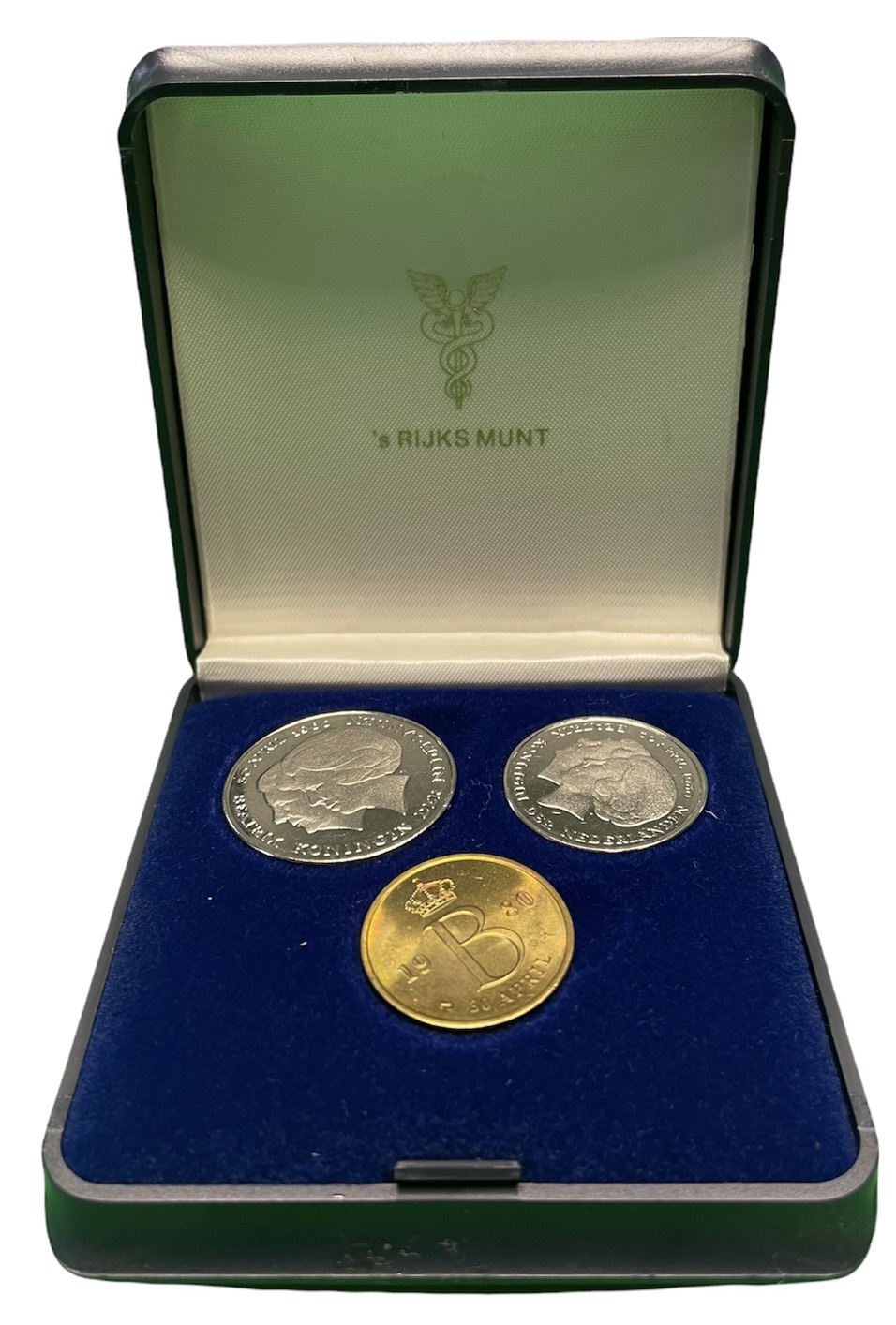 Нидерланды набор из 2 монет + жетон монетного двора 1980 30 апреля 1980 + коробка  медно-никель  UNC 5-6-1-26