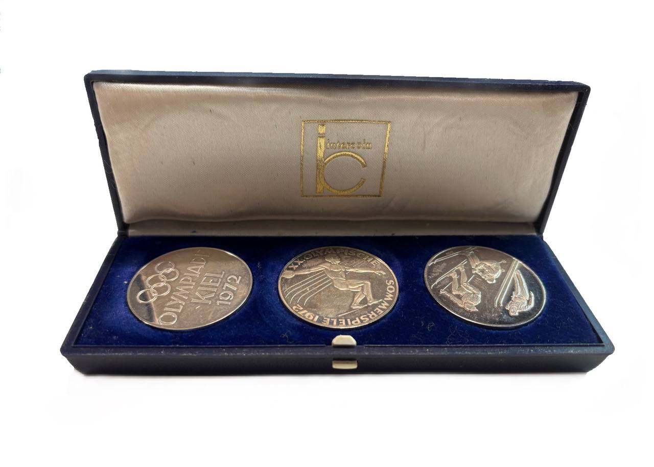 ФРГ красочный набор из 3 медалей посвященных Олимпиадам 1972 года в Мюнхене и Саппоро, а также олимпийскому соревновая по парусному спорту проходимшим в городе Киль 1972 диаметр 35 мм, вес 15,1 гр серебро PROOF 8-2-05-37