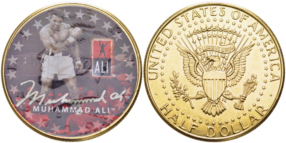 США набор из двух монет посвящённых Мухаммеду Али 1/2 доллара Кеннеди и 25 центов Нью-Йорк, с сертификатом в коробке, позолота, цветная эмаль медь плакированная медно-никелем UNC 3-4-1-8
