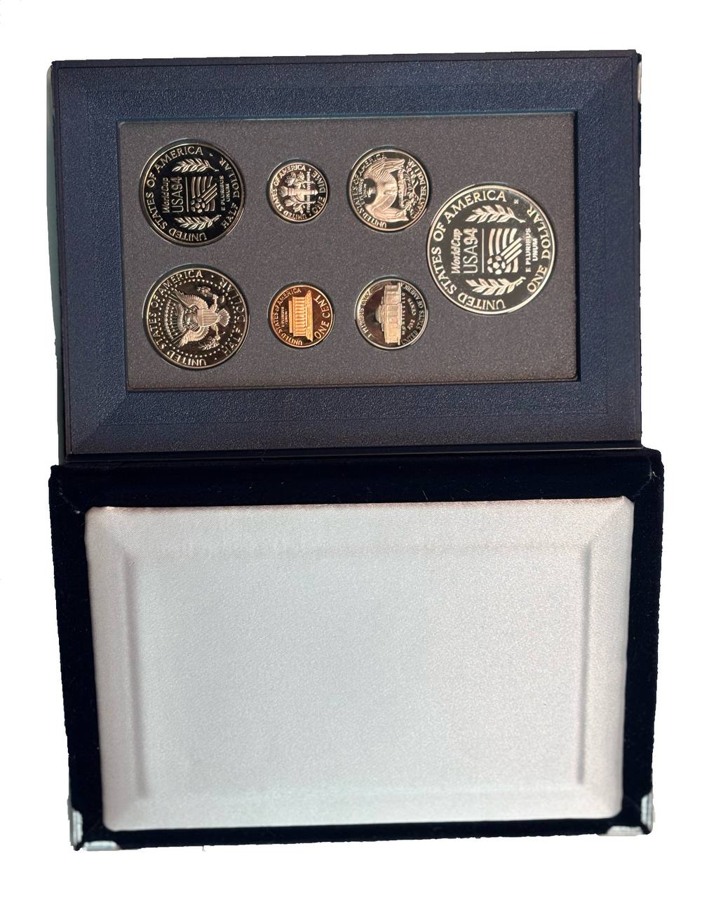 США годовой набор из 7 монет (1, 5, 10 (дайм), 25 (1/4 доллара, квотер) и 50 центов (1/2 доллара); 1 доллар) 1994 Чемпионат мира по футболу 1994, в оригинальной коробке, с сертификатом KM 201b, A192, 195a, 164a, A202b, 246 и 247 PROOF 3-5-2-06