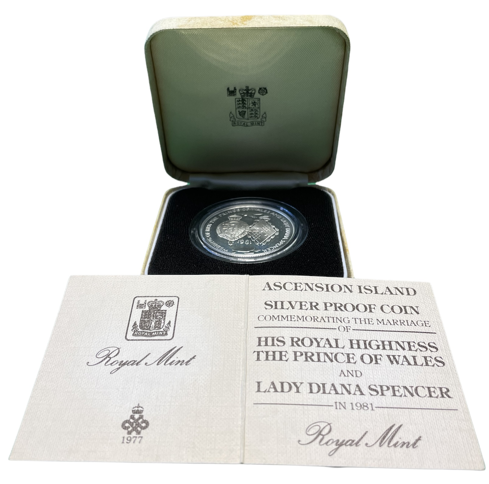Остров Вознесения 25 пенсов 1981 свадьба принца Чарльза и леди Дианы, гербы, в оригинальной коробке, с сертификатом KM 3 b серебро  PROOF  00-00