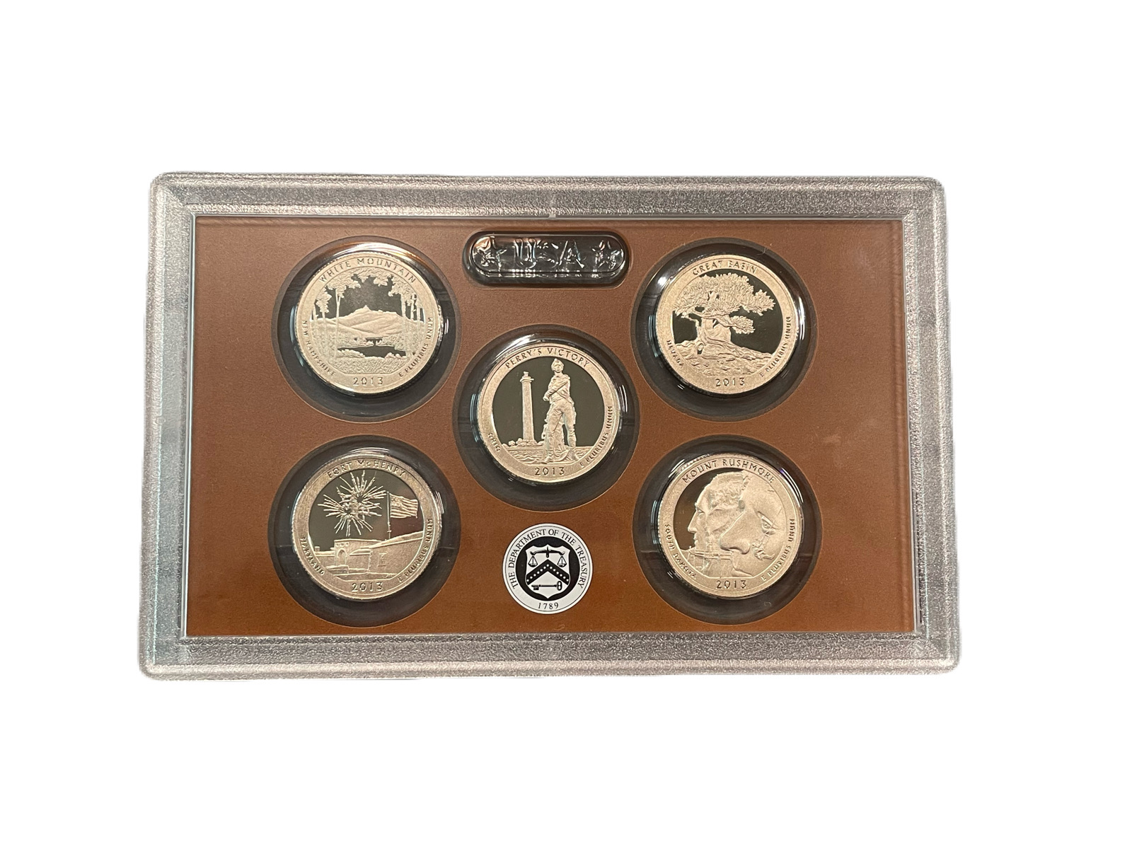 США полный годовой набор из 14 монет (1, 5, 10 (дайм) и 25 (квотер) центов; 1/2 (50 центов) и 1 доллар) 2013 в оригинальной упаковке с сертификатами KM 468, 381, 195a, A202b, 542, 543, 544, 545, 546, 547, 548, 549, 550 и 551 PROOF 1-5-3-24