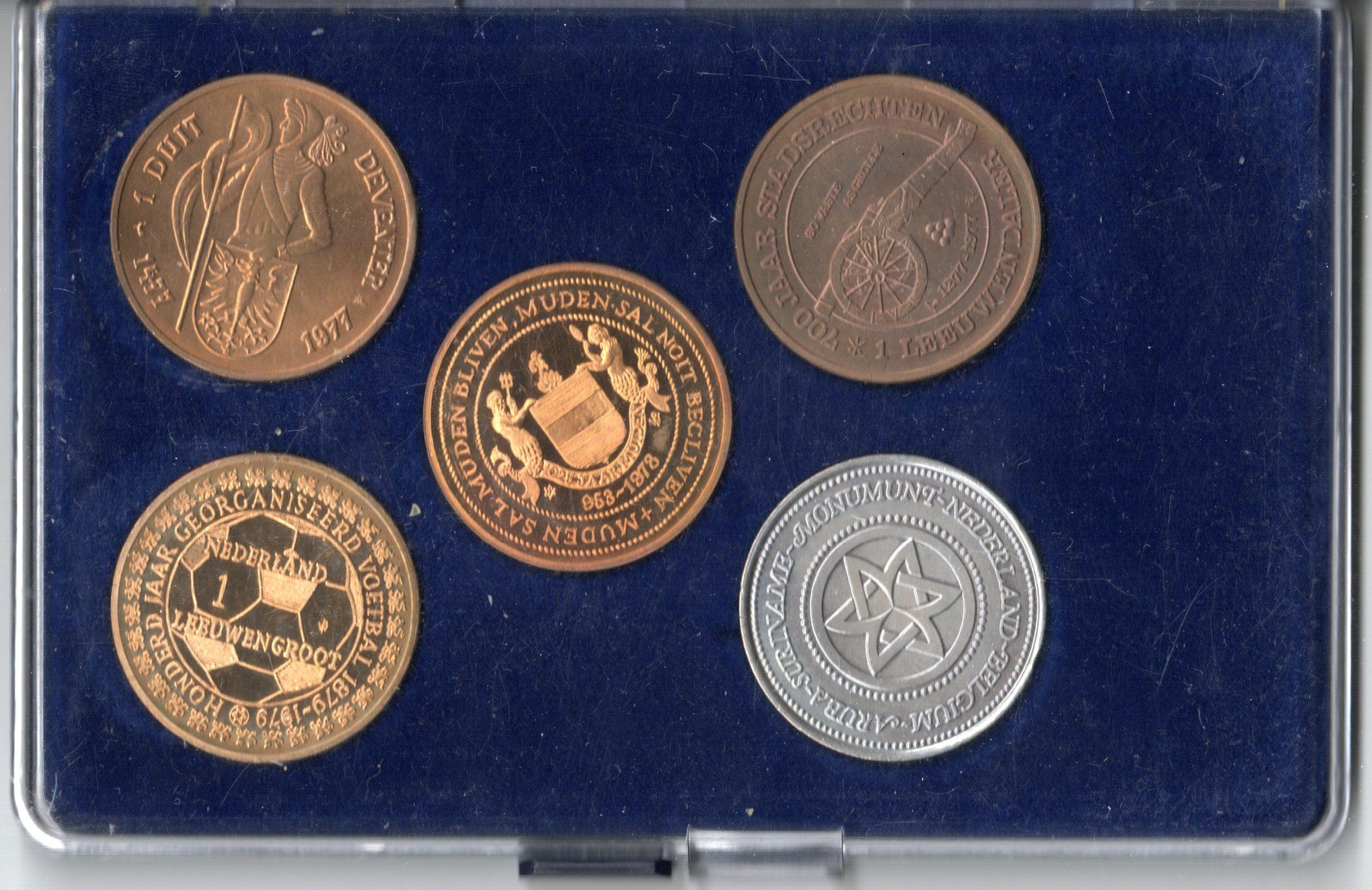 Нидерланды набор из 5 жетонов 1977, 1978, 1979 и 1981 1- 1 дуит, Девентер - 500 лет печати, томпак; 2 - 1 леувендалер, Грунло - 700 лет, томпак; 3 - 1 беммельтье, Беммель - 800 лет, томпак; 4 - 1 леувенгрут, 100 лет федерации футбола канады, медь алюминий