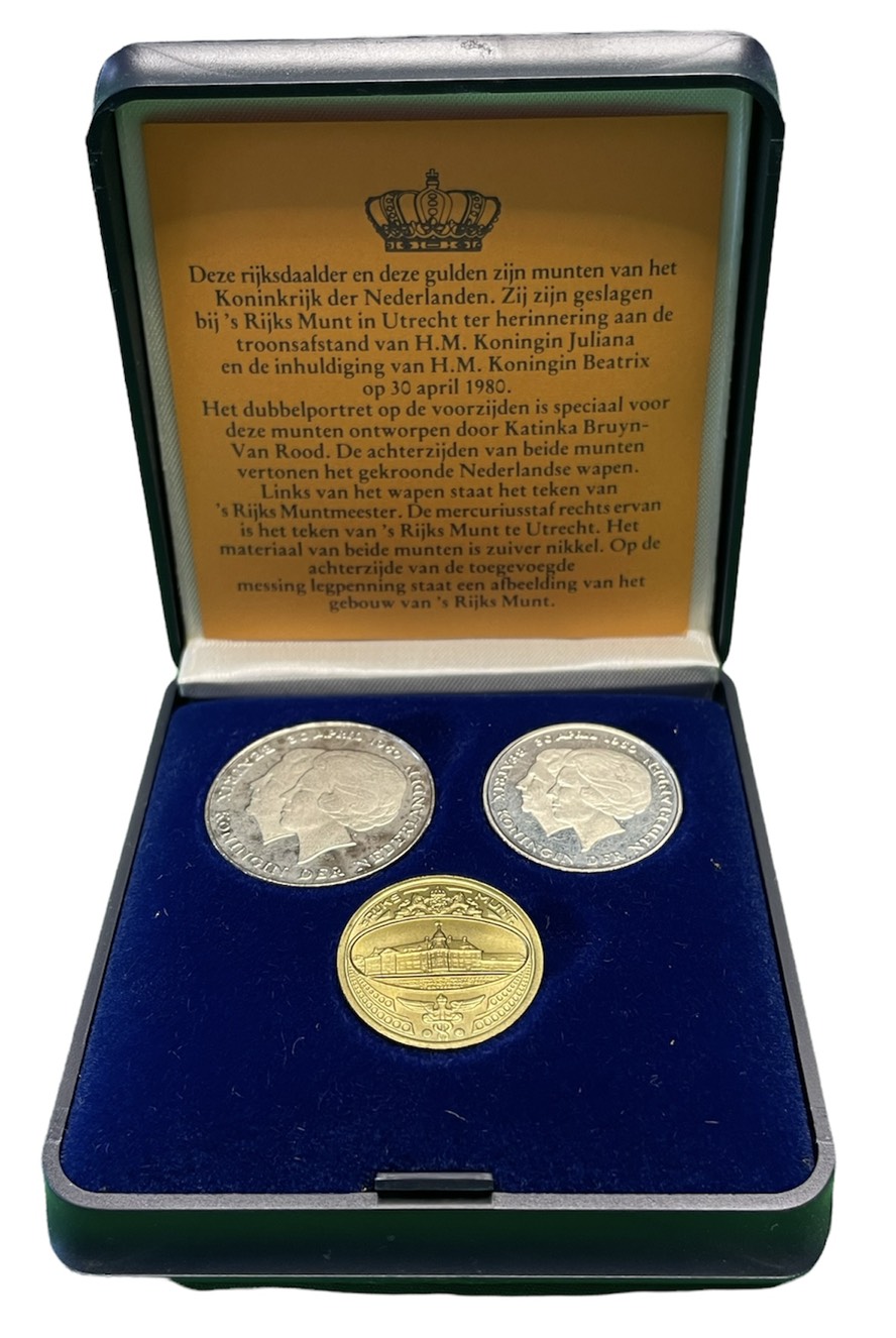 Нидерланды набор из 2 монет и 1 жетона монетного двора 1 гульден 2 1/2 гульдена в оригинальной коробке с сертификатом 1980 коронация Беатрикс KM 200, 201 медно-никель  UNC  2-4-2-50