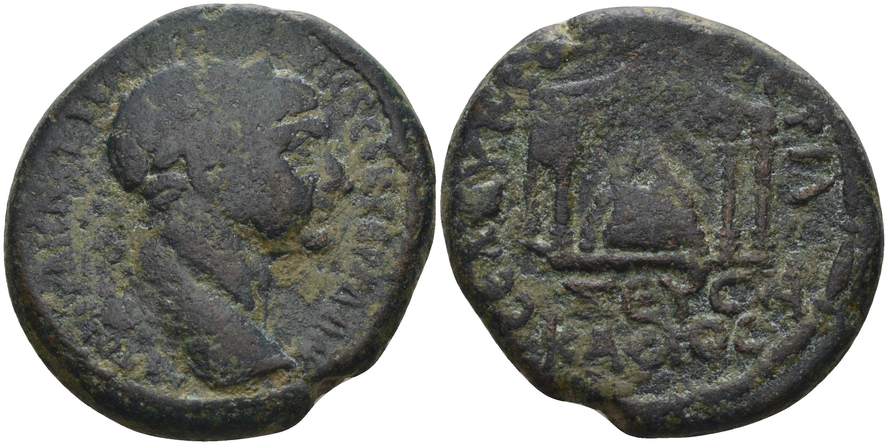 Римская Империя, Провинция Сирия, Селевкия Пиерия AE 114 - 117 Траян, голова императора / священный камень Зевса Кассиуса внутри храма (RR), 13,57 гр, 26 мм BMC 39; Butcher 55; cf. SNG Cop 403 бронза 1100-4-35