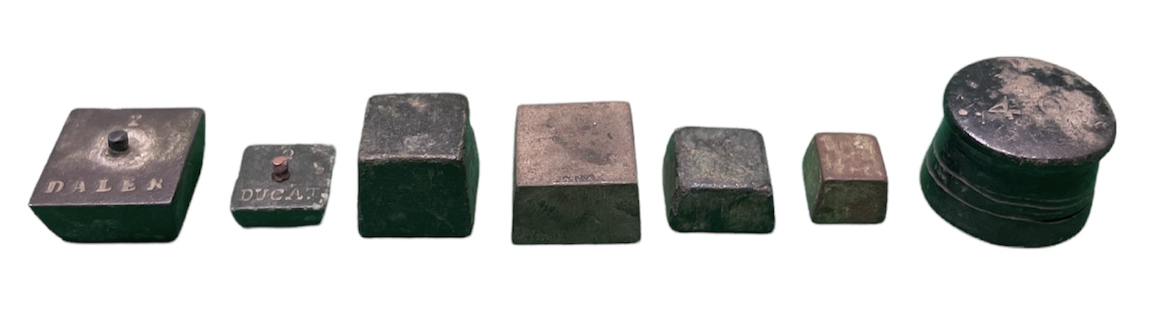 Франция набор мерных гирек 7 шт. XVIII-XIX век бронза 7-4-1-32