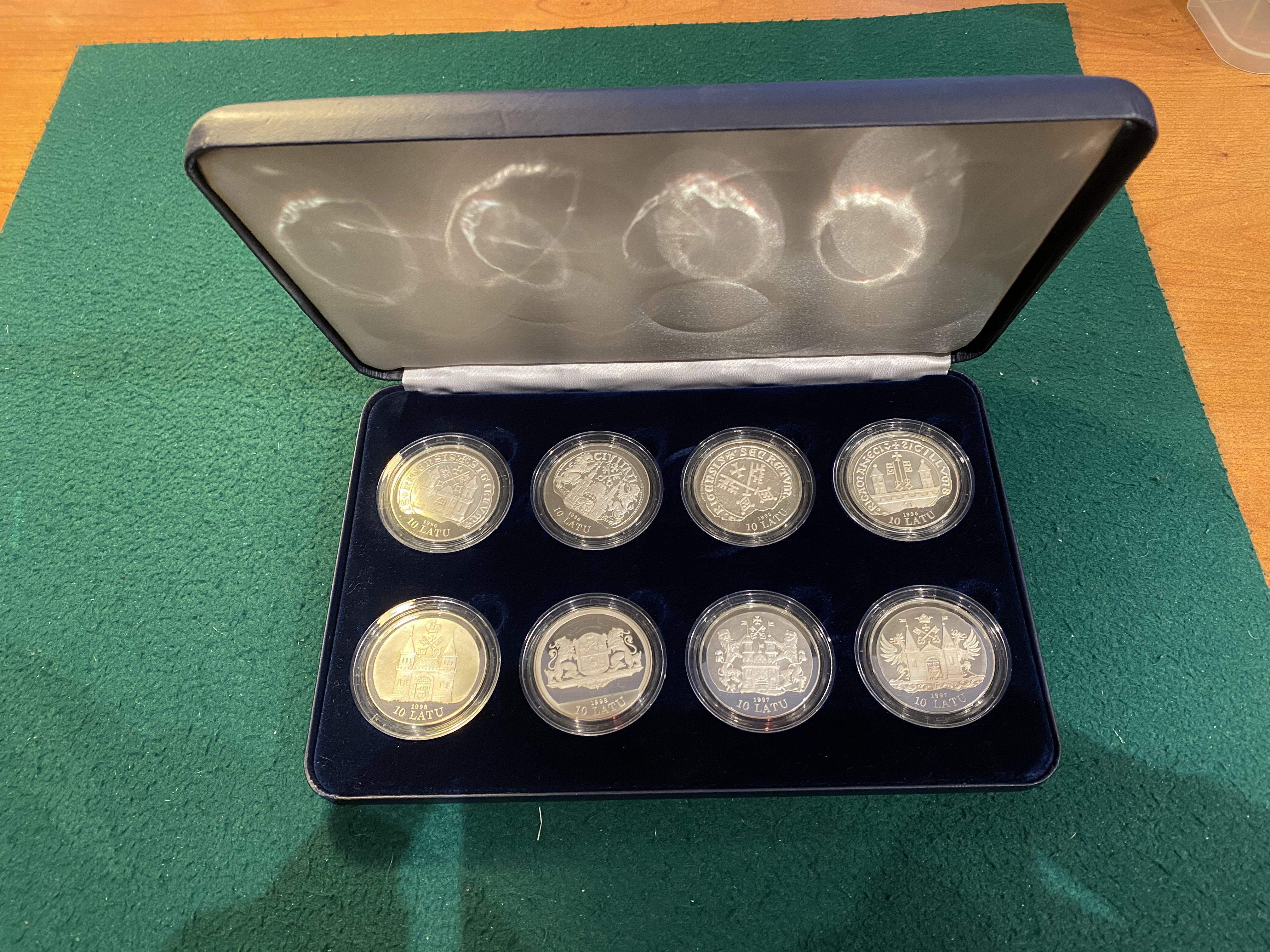 Латвия официальный набор из 8 монет по 10 лат 1995-1998 800 лет Риге, в оригинальной коробке серебро PROOF 14-01-01-07