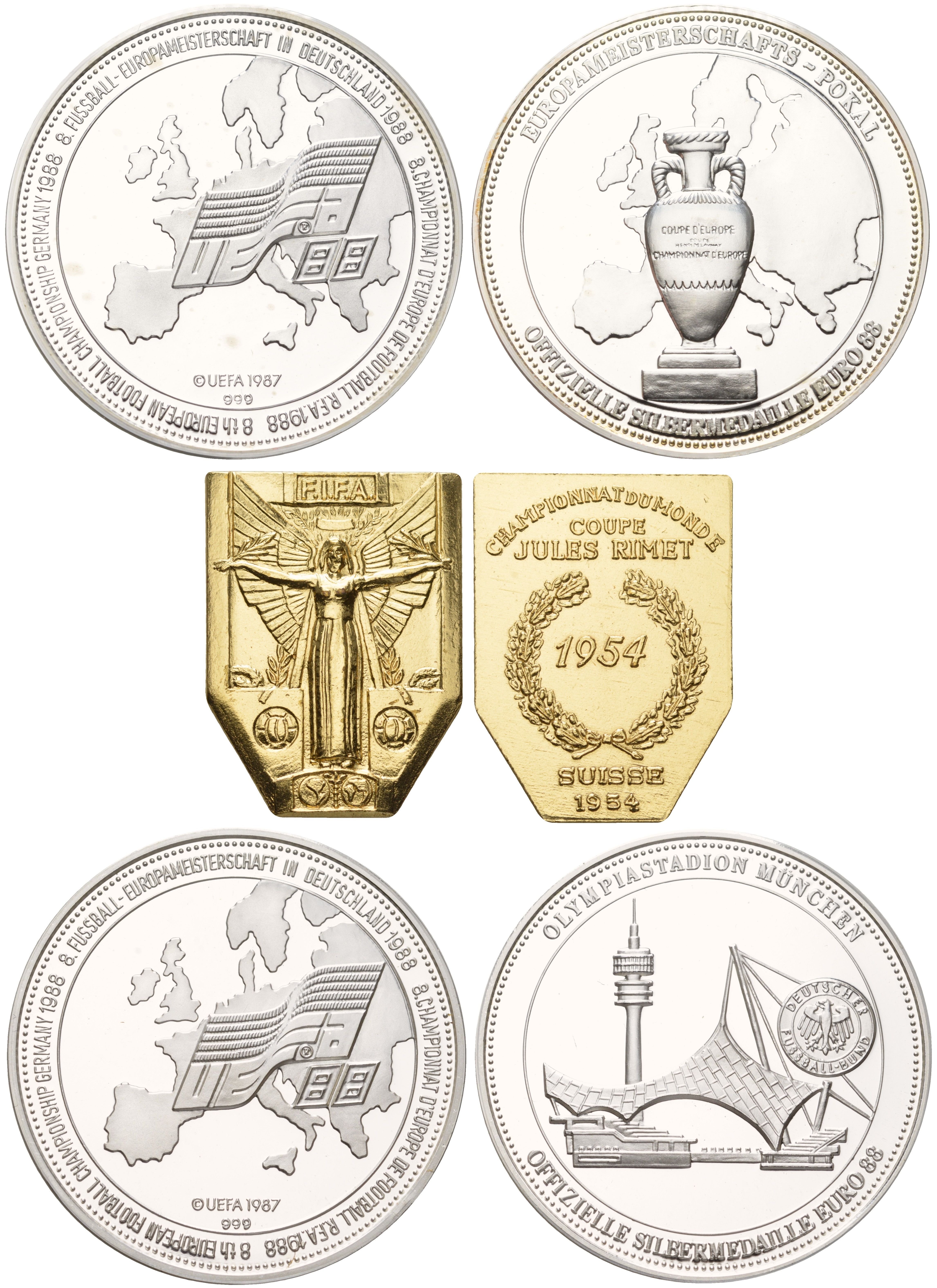 Германия набор из 2 медалей посвященных Чемпионату Европы по футболу 1988 проходившим ФРГ, а также памятного значка в честь победы сборной ФРГ на Чемпионате Мира в 1954 году 1987 медали - диаметр 40 мм, вес 19,91 гр; размер значка 30x23 мм PROOF 8-2-05-43