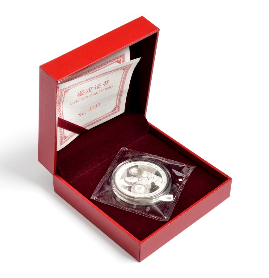 Китай медаль Панда 2016 Международная выставка монет в Берлине 2016 (WORLD MONEY FAIR, BERLIN COMMEMORATIVE PANDA), в оригинальной коробке с сертификатом № 292, тираж 2000 экз., Китайская панда и Берлинский медведь, чекан Шанхай минт Co Ltd. 2016 4-3-5-30