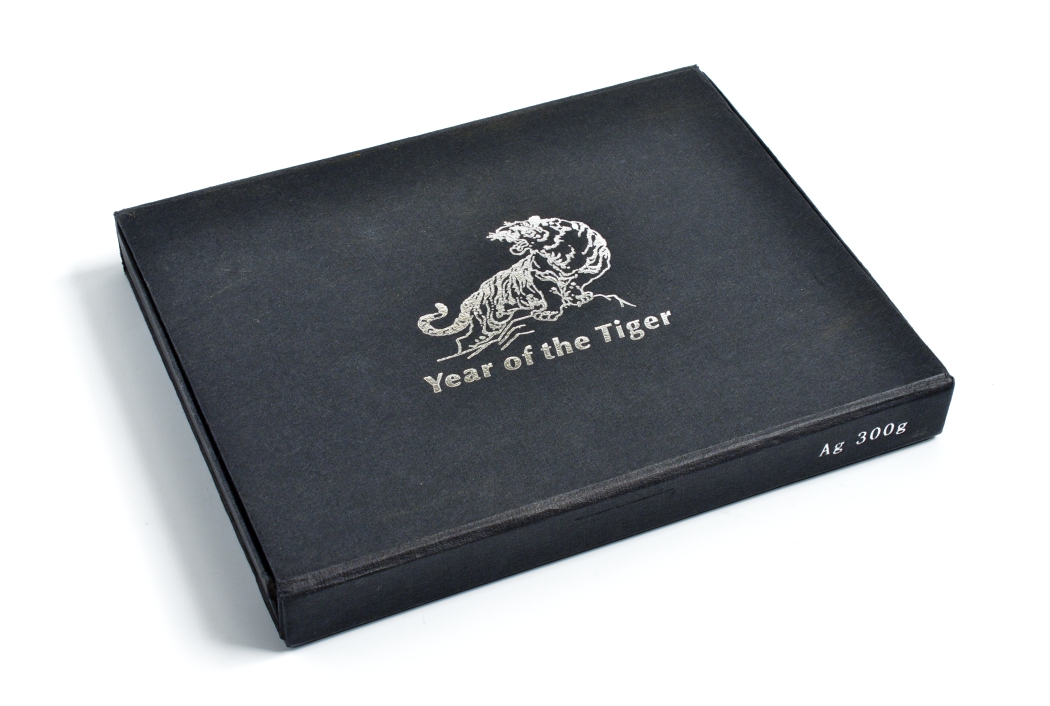 Либерия 100 долларов 2010 год тигра, эмаль, 300 грамм, в оригинальной коробке, сертификат KM NEW серебро PROOF 1-4-6-11