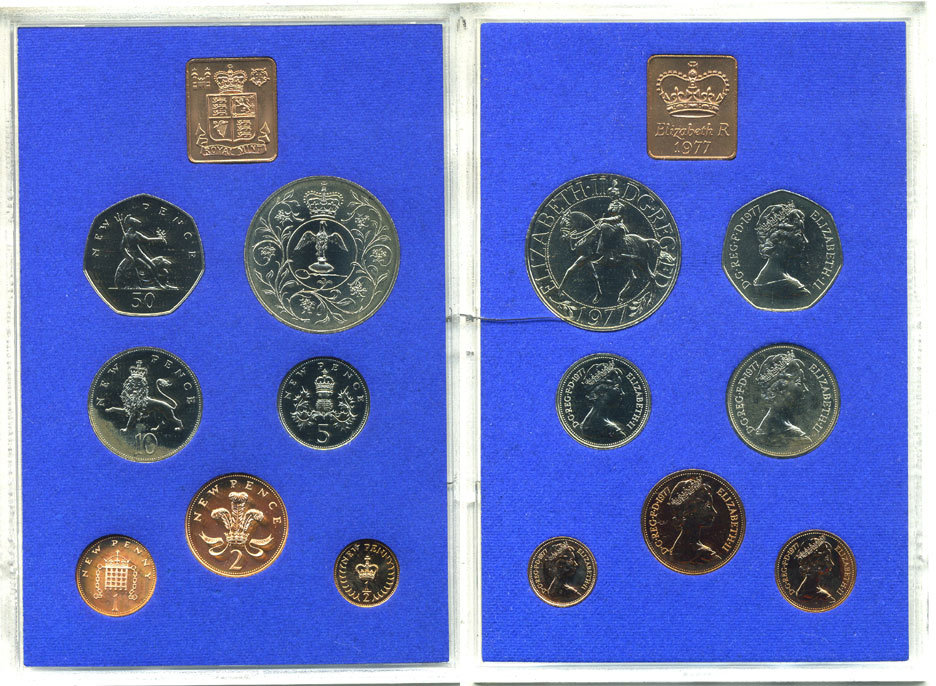 Великобритания официальный годовой набор из 7 монет (1/2, 1, 2, 5, 10, 25, 50 пенни (пенсов)) и 1 жетона монетного двора 1977 Cеребряный (25 лет правлению) юбилей царствования Елизаветы II KM PS33 (911, 912, 913, 914, 915, 916 и 920) бронза и медно-никель