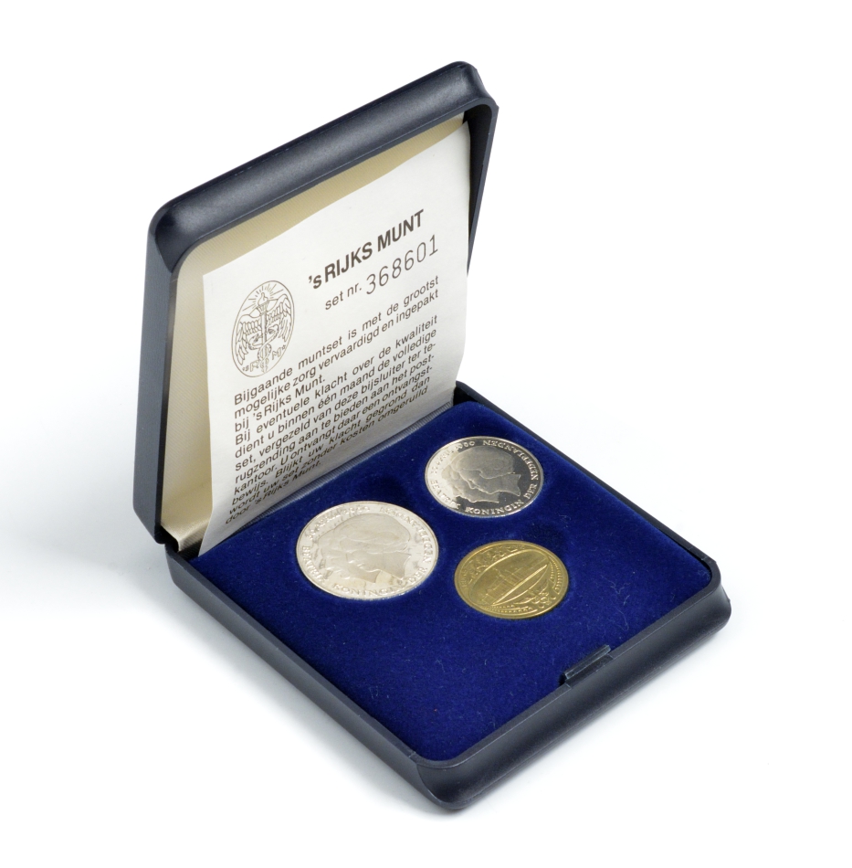 Нидерланды набор из 2 монет 1980 Беатрикс королева Нидерландов, коробка, сертификат, жетон монетного двора    UNC 4-3-5-15