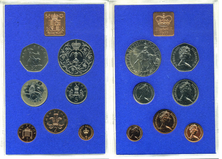 Великобритания официальный годовой набор из 7 монет (1/2, 1, 2, 5, 10, 25, 50 пенни (пенсов)) и 1 жетона монетного двора 1977 Cеребряный (25 лет правлению) юбилей царствования Елизаветы II KM PS33 (911, 912, 913, 914, 915, 916 и 920) бронза и медно-никель