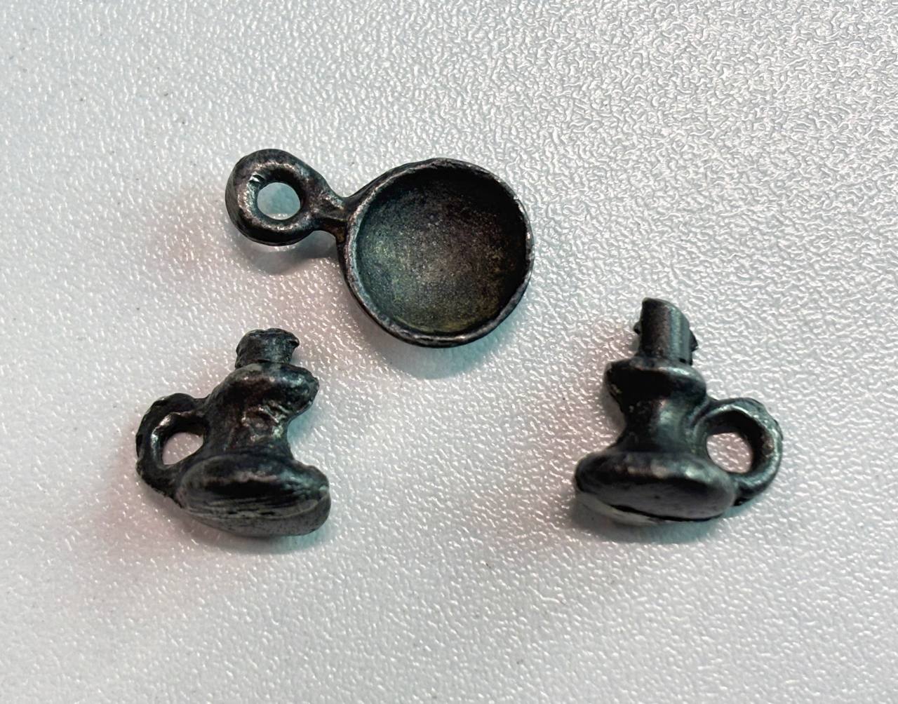 Бельгия набор из 3 декоративно-игровых украшений в виде посуды XIX век "сковородка" - вес 1,81 гр, размер 18,5x4 мм, "чайники" - вес 2,5 гр, размер 13x11 мм олово KOM1-11-14