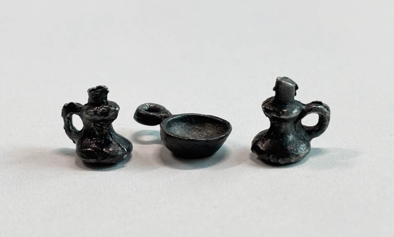 Бельгия набор из 3 декоративно-игровых украшений в виде посуды XIX век "сковородка" - вес 1,81 гр, размер 18,5x4 мм, "чайники" - вес 2,5 гр, размер 13x11 мм олово KOM1-11-14