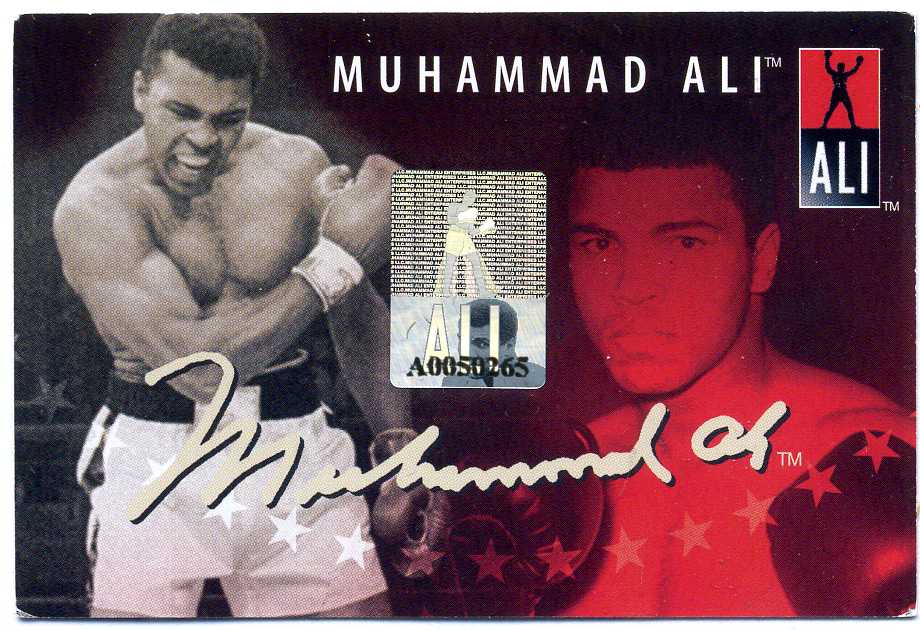 США набор из двух монет посвящённых Мухаммеду Али 1/2 доллара Кеннеди и 25 центов Нью-Йорк, с сертификатом в коробке, позолота, цветная эмаль медь плакированная медно-никелем UNC 3-4-1-8