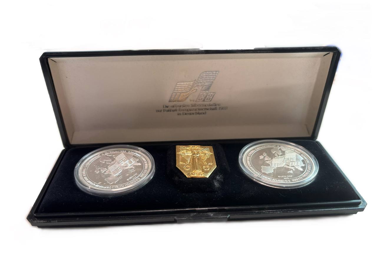 Германия набор из 2 медалей посвященных Чемпионату Европы по футболу 1988 проходившим ФРГ, а также памятного значка в честь победы сборной ФРГ на Чемпионате Мира в 1954 году 1987 медали - диаметр 40 мм, вес 19,91 гр; размер значка 30x23 мм PROOF 8-2-05-43