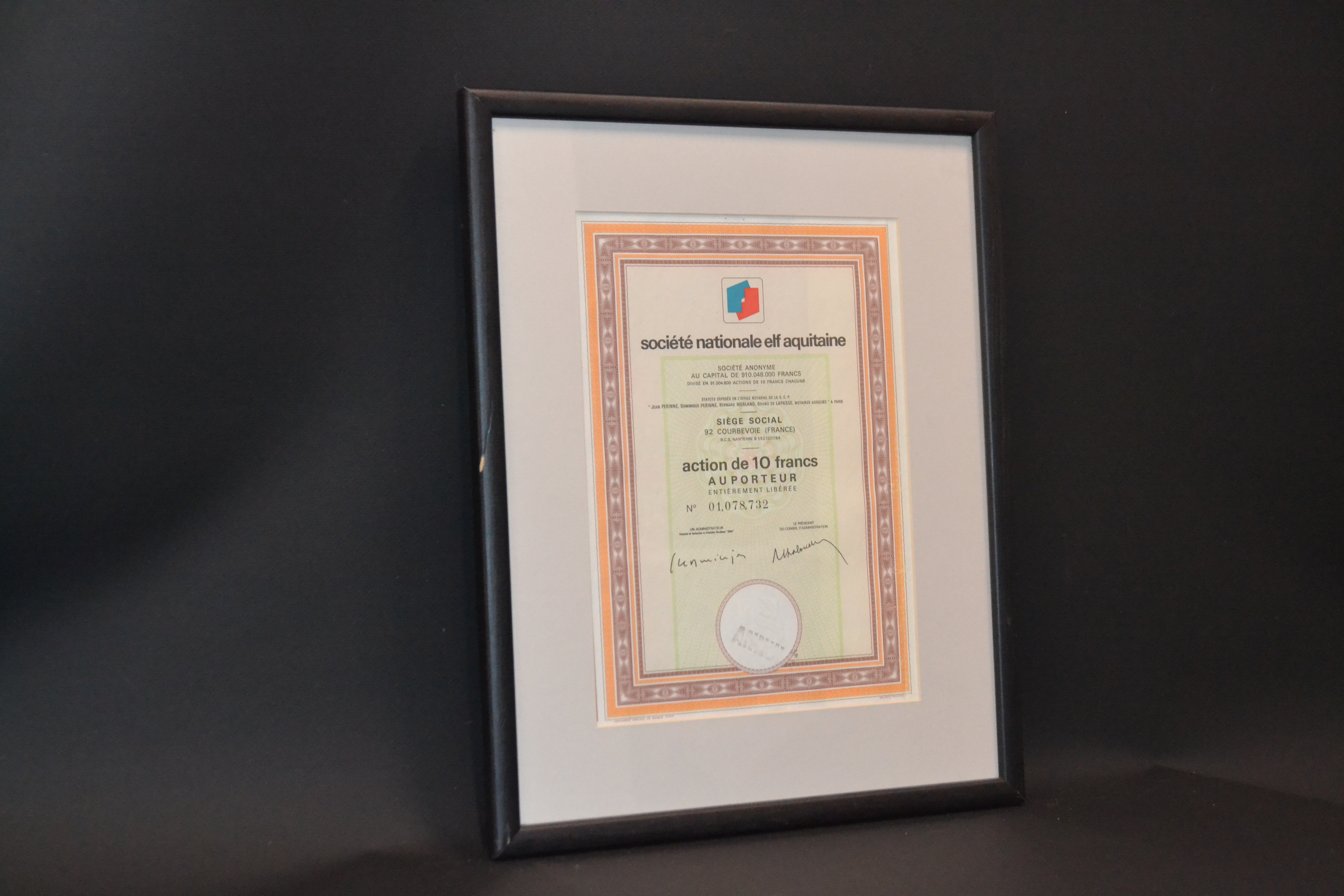 Франция, Elf Aquitaine, нефтяная компания акция в 10 франков в рамке со стеклом бумага 57-1-13
