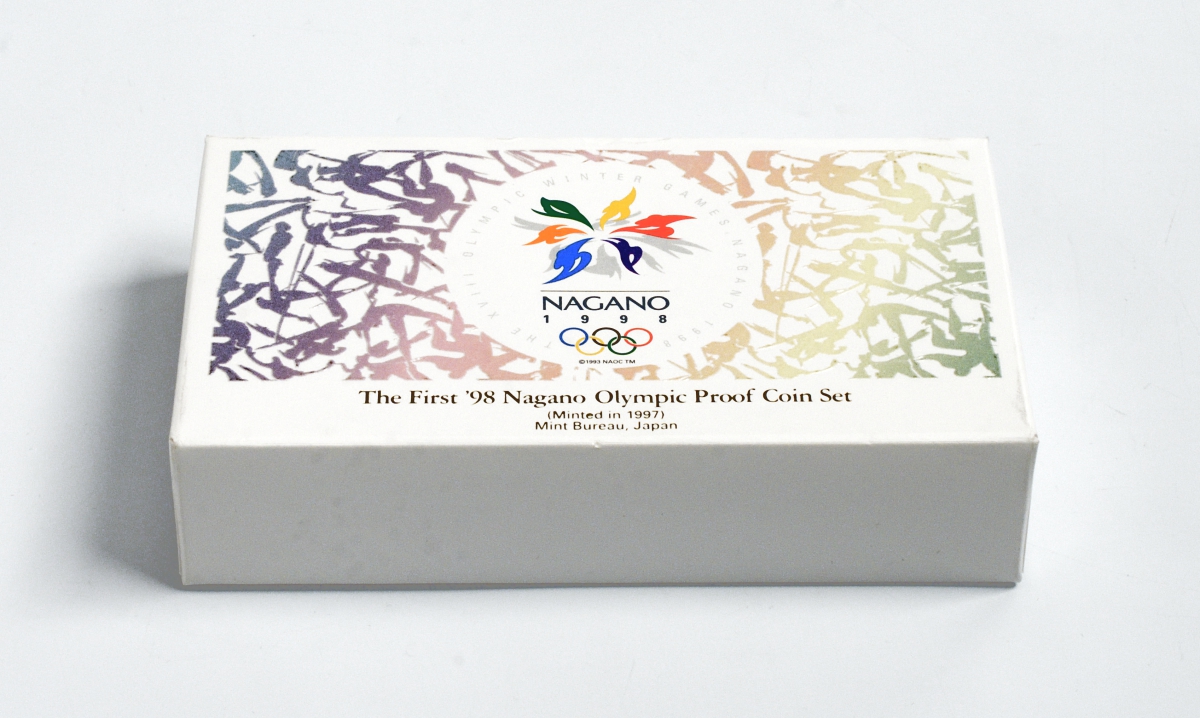 Япония набор из 2 монет 1997 500 йен сноубордист KM 114 и 5000 йен хоккеист KM 115, Олимпийские игры в Нагано 1998 года, в оригинальной коробке, с сертификатом KM PS16 медно-никель, серебро PROOF 4-3-2-14