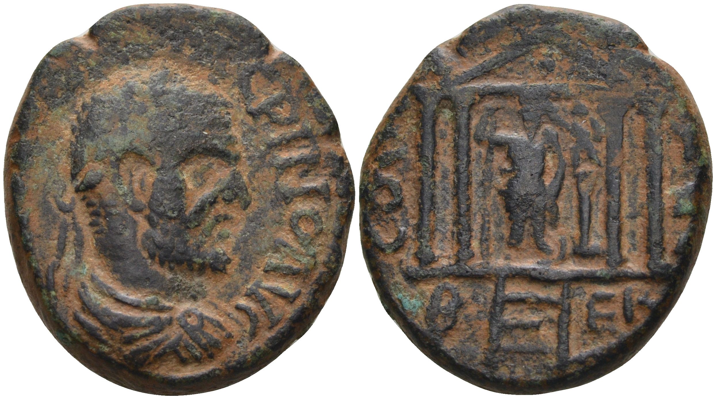 Римская Империя, Провинция Сирия, Финикия, Берит AE 217 - 218 Макрин, бюст императора / Ника, возлагающая венок на Астарту в храме, 12,29 гр, 24 мм BMC 162 бронза 1100-4-34