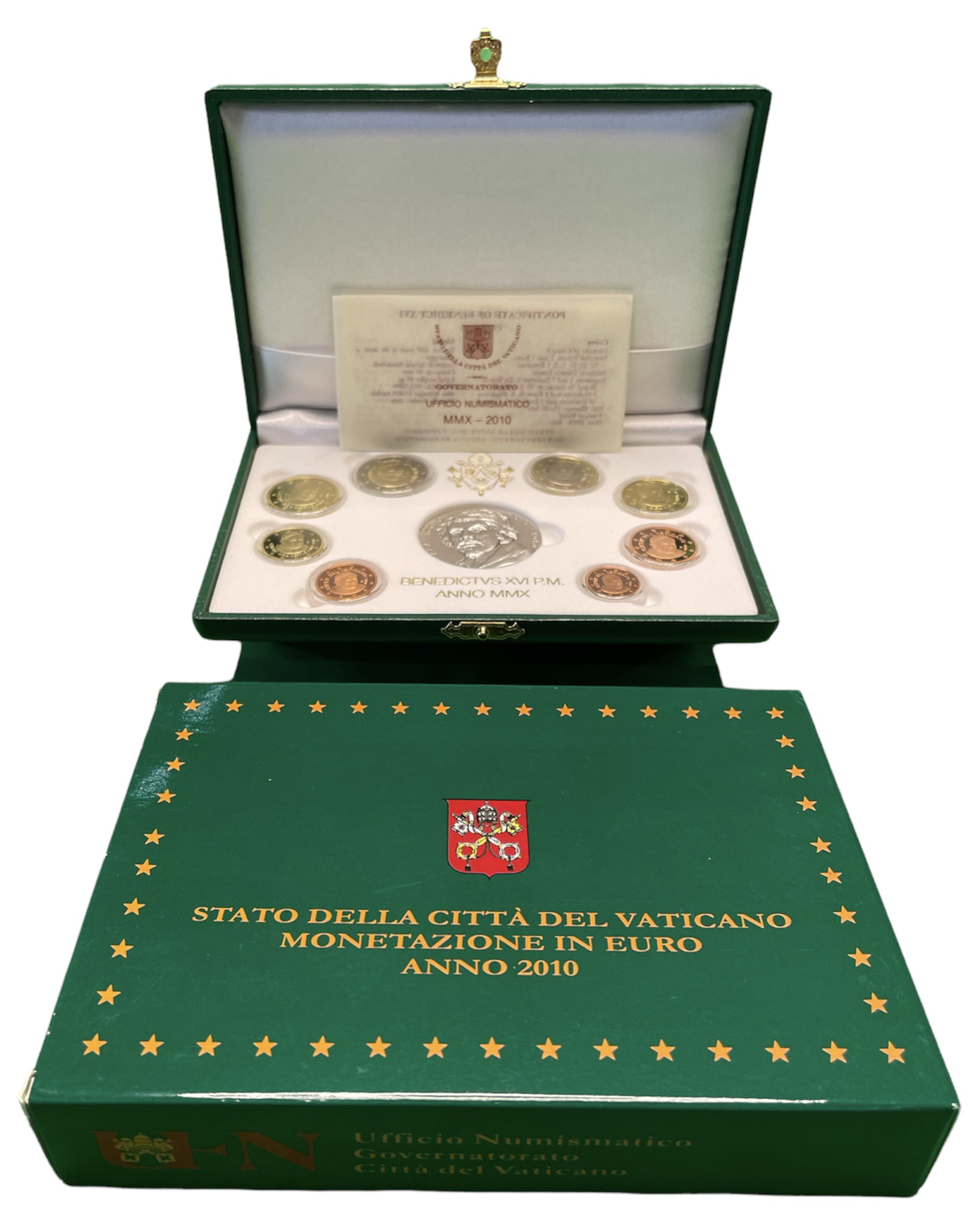 Ватикан евронабор из 8 монет + серебряная медаль 2010 Бенедикт XVI, в оригинальной коробке, с сертификатом KM PS 23 биметалл PROOF 5-4-6-02
