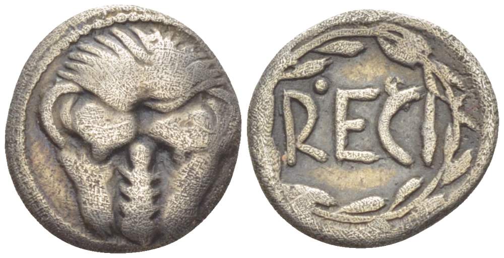 БРУТТИЙ, РЕГИЙ ЛИТРА 466-415 гг. до н.э. ЛЬВИНАЯ ГОЛОВА АНФАС / RECI В ОЛИВКОВОМ ВЕНКЕ, 6,69 гр HN Italy 2485 серебро 1073-11-102
