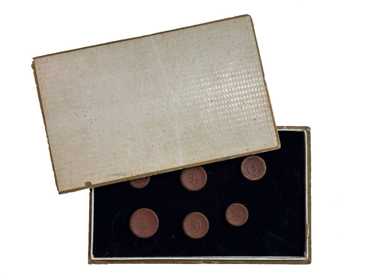 Германия (Саксония) набор из 6 нотгельдов (25 и 50 пфеннигов, 1 и 5 марок) 1921 коробка Йозефа Либана - крупнейшего торговец нотгельдами в Голландии Men05 8048.6, 10 и 12; ?22281.9 и 27868.36 фарфор 1-4-1-35