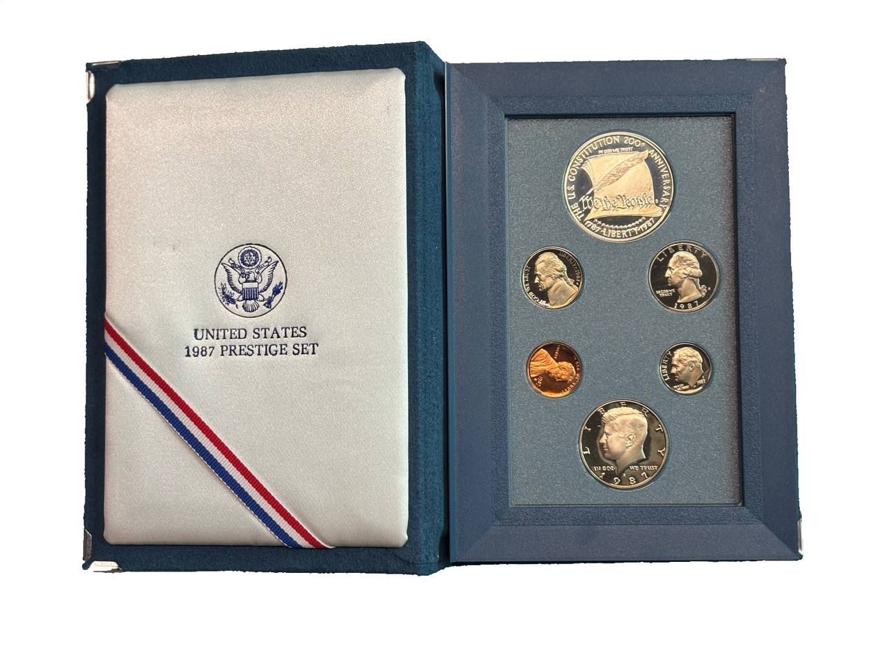 США годовой набор из 6 монет (1, 5, 10 (дайм), 25 (1/4 доллара, квотер) и 50 центов (1/2 доллара; 1 доллар) 1987 200 лет Конституции США, в оригинальной коробке, с сертификатом KM 201b, A192, 195a, 164a, A202b и 220 PROOF 3-5-2-05