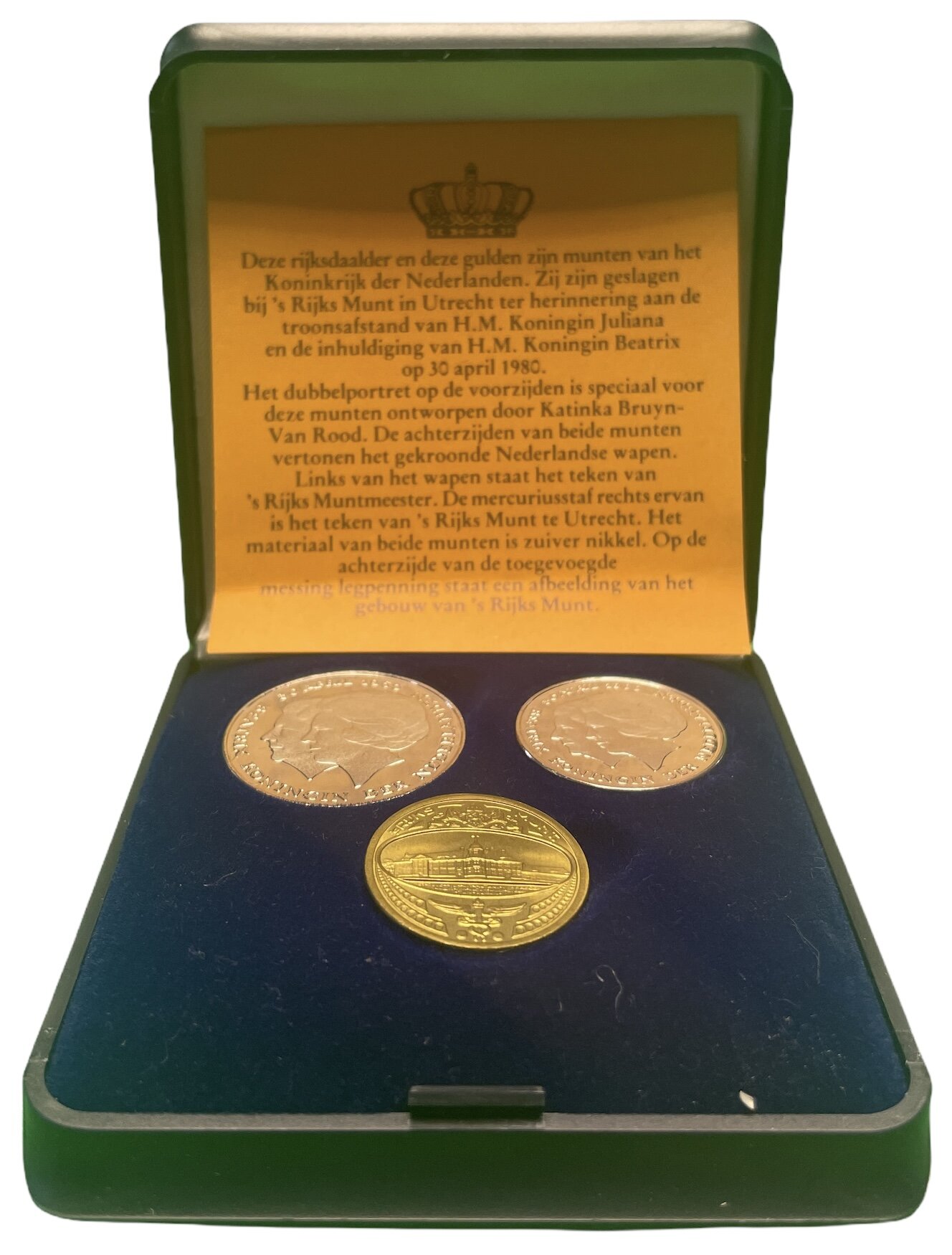 Нидерланды набор из 2 монет + жетон мондвора 1980 30 апреля 1980, коробка, сертификат медно-никель UNC 7-5-1-24