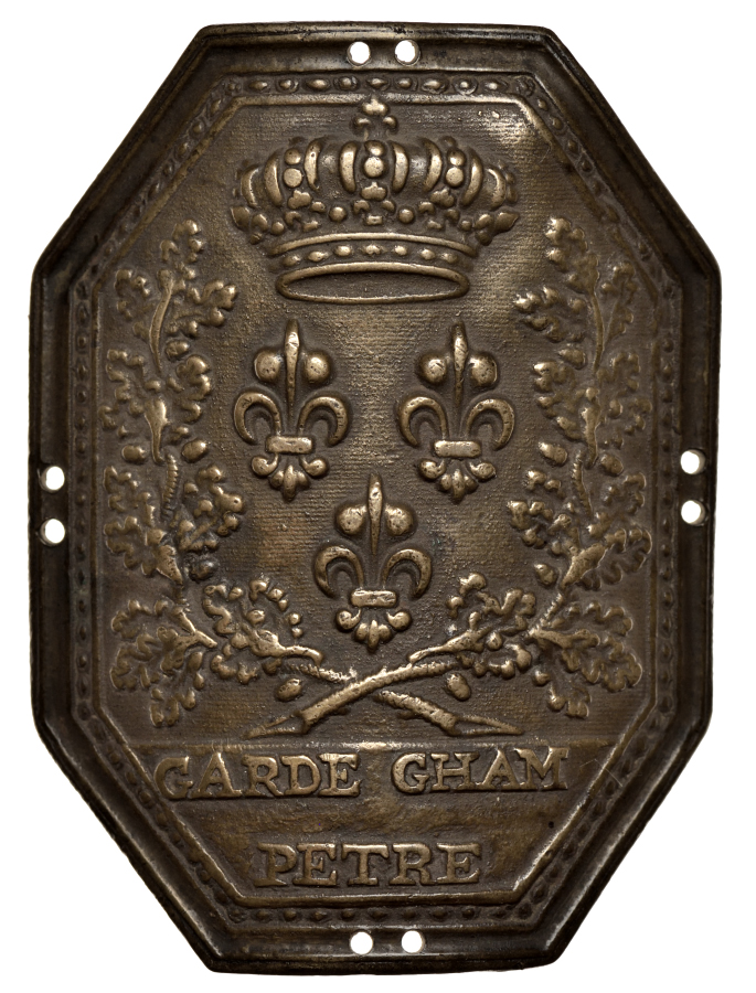 Европа нашивка ND нашивка выгнутой формы, вверху корона, ниже три лилии в обрамлении дубовых ветвей, внизу надпись GARDE GHAM PETRE, 115 Х 74 мм., вес 96,362 гр.  латунь    8-1-07-05