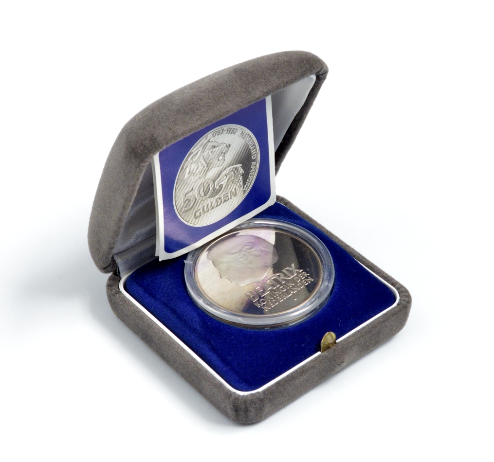 Нидерланды 50 гульденов 1982 голландско-американская дружба, королева Беатрикс, в оригинальной коробке, с сертификатом KM 207 серебро PROOF 7-4-1-47