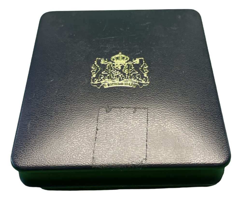 Нидерланды набор из 2 монет и 1 жетона монетного двора 1 гульден 2 1/2 гульдена в оригинальной коробке с сертификатом 1980 коронация Беатрикс KM 200, 201 медно-никель  UNC  2-4-2-51