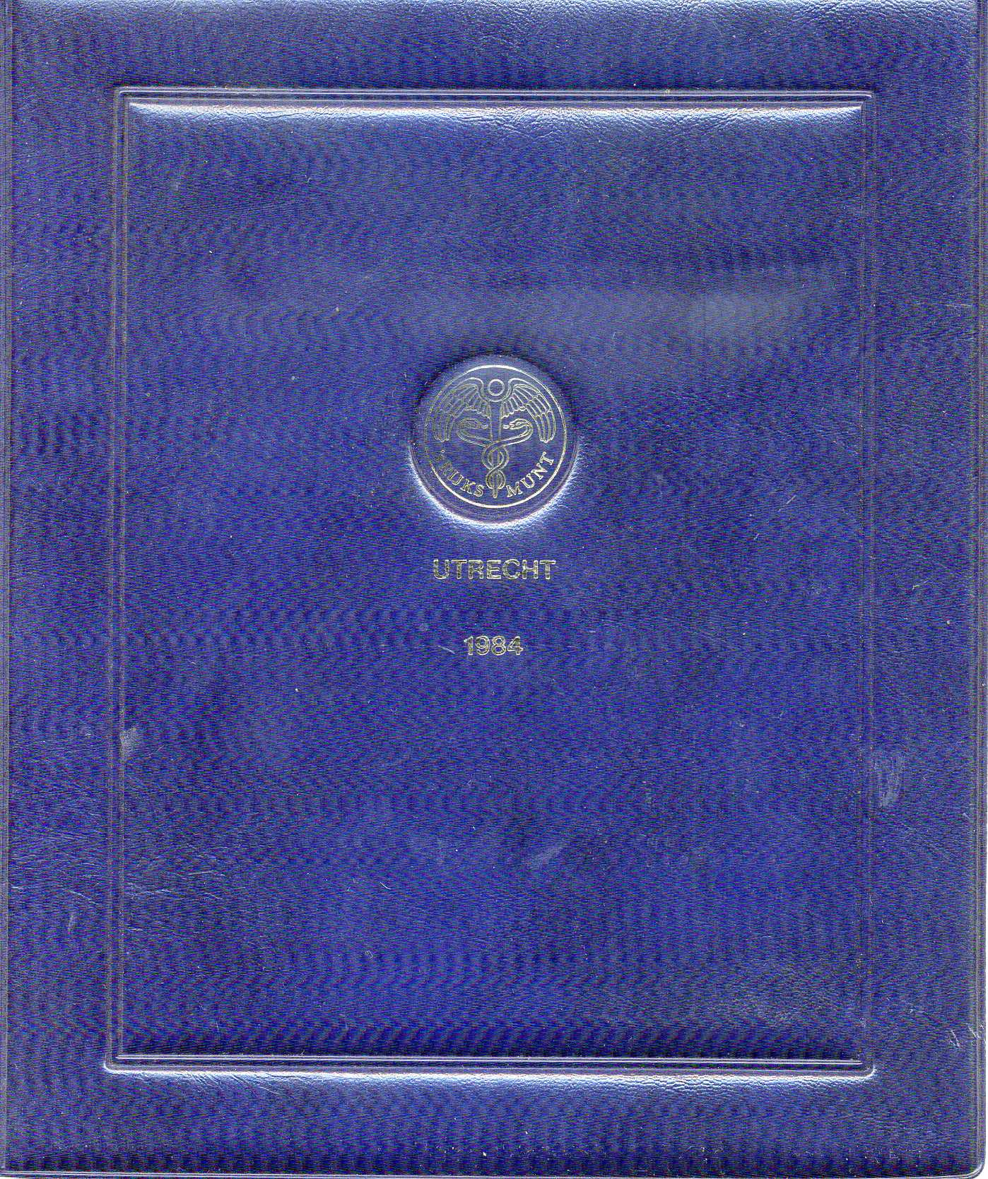 Нидерланды годовой набор из 5 монет (5, 10 и 25 центов; 1 и 2 1/2 гульдена) и жетона монетного двора 1984 в оригинальном буклете (банковская книжка) KM SS18 (202, 203, 204, 205 и 206) PROOF 4-3-2-39