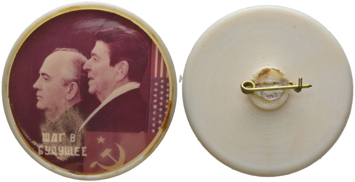 СССР значок "Шаг в будущее" 1986-1991 Рональд Рейган и Михаил Горбачев, флаг СССР и США, размер 38x38 мм 7503-2-1