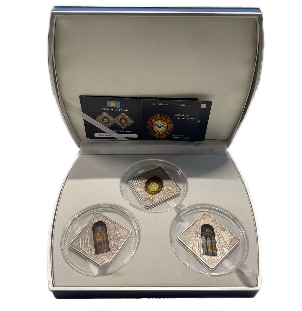 Палау набор из 3 монет (10 долларов) 2011 Священное искусство - Собор Святого Патрика, Нью-Йорк, Сантьяго-де-Компостела, Базилика Святого Петра, в оригинальной коробке, с сертификатом, тираж 999 экземпляров KM 411, 412, 413 серебро PROOF 8-2-02-01