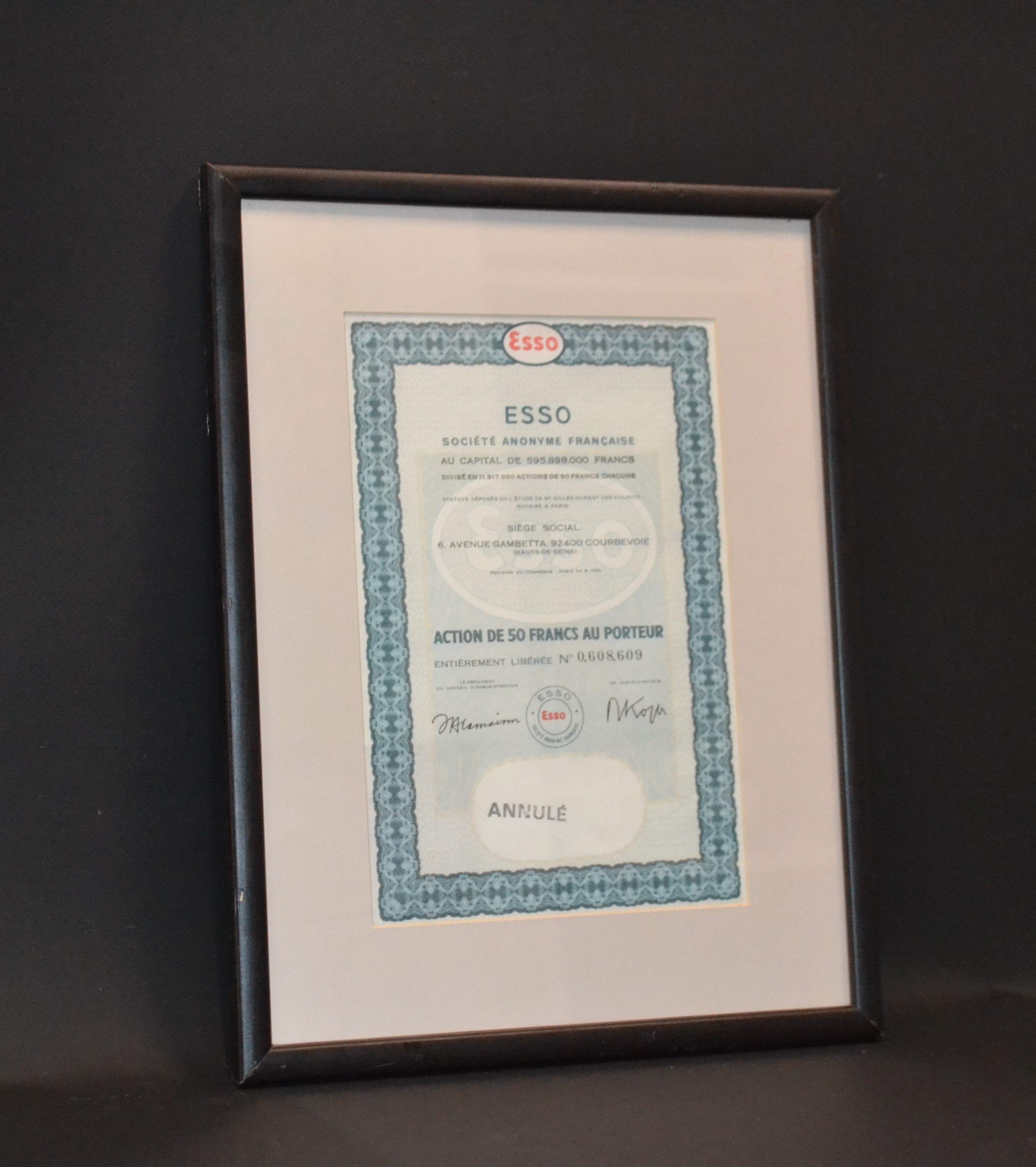 Франция, Esso Societe Anonyme Francaise SA акция в 50 франков в рамке со стеклом бумага 57-1-12